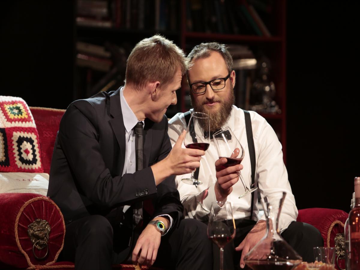 Es kommt die Zeit, da hilft nurnoch der Alkohol. (v.li. die Schauspieler Harald Wicht und Christian Salomon)